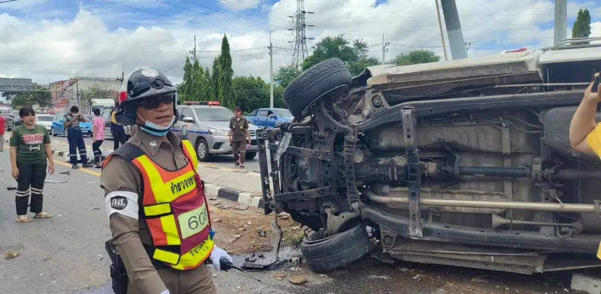กระบะขนแพะเบรกแตก พุ่งชนกลางสี่แยกไฟแดง แพะตาย 35 ตัว