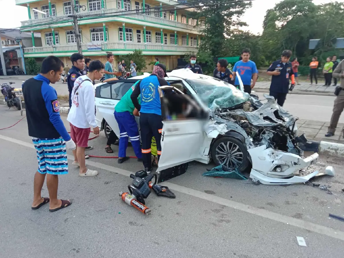 ปลัดอำเภอวังน้ำเย็น ขับเก๋งชนท้ายรถพ่วงดับสลด อส. นั่งมาด้วย สะโพกหลุด