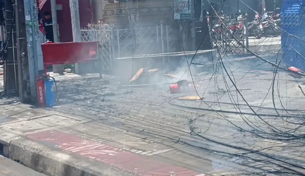 ระทึก! ไฟไหม้สายสื่อสาร ซุ้มประตูวัดคานหาม หวิดลุกลามร้านสะดวกซื้อ