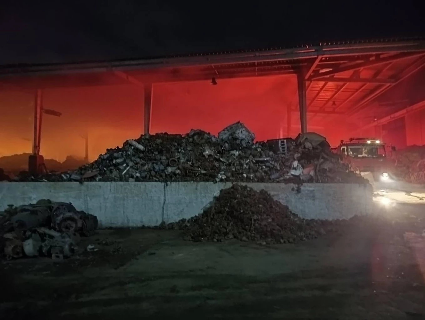 ไฟไหม้โรงงานรีไซเคิล นิคมเกตเวย์ โหม 3 ชั่วโมง อาคารวอดทั้งหลัง (มีคลิป)