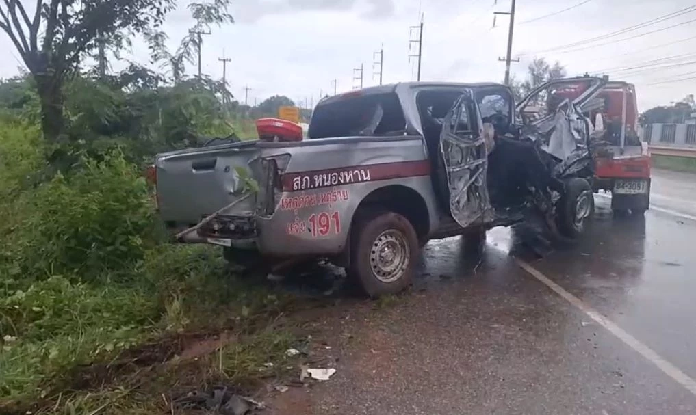 กระบะส่งของแหกโค้ง 100 ศพ พุ่งข้ามเลนชนรถสายตรวจ สภ.หนองหาน เจ็บสาหัส 3 นาย