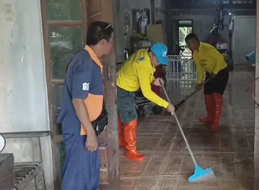 สตูลน้ำท่วมเริ่มลด หลังฝนไม่ตกมาซ้ำ ทหารเรือเข้าช่วยเหลือชาวบ้าน