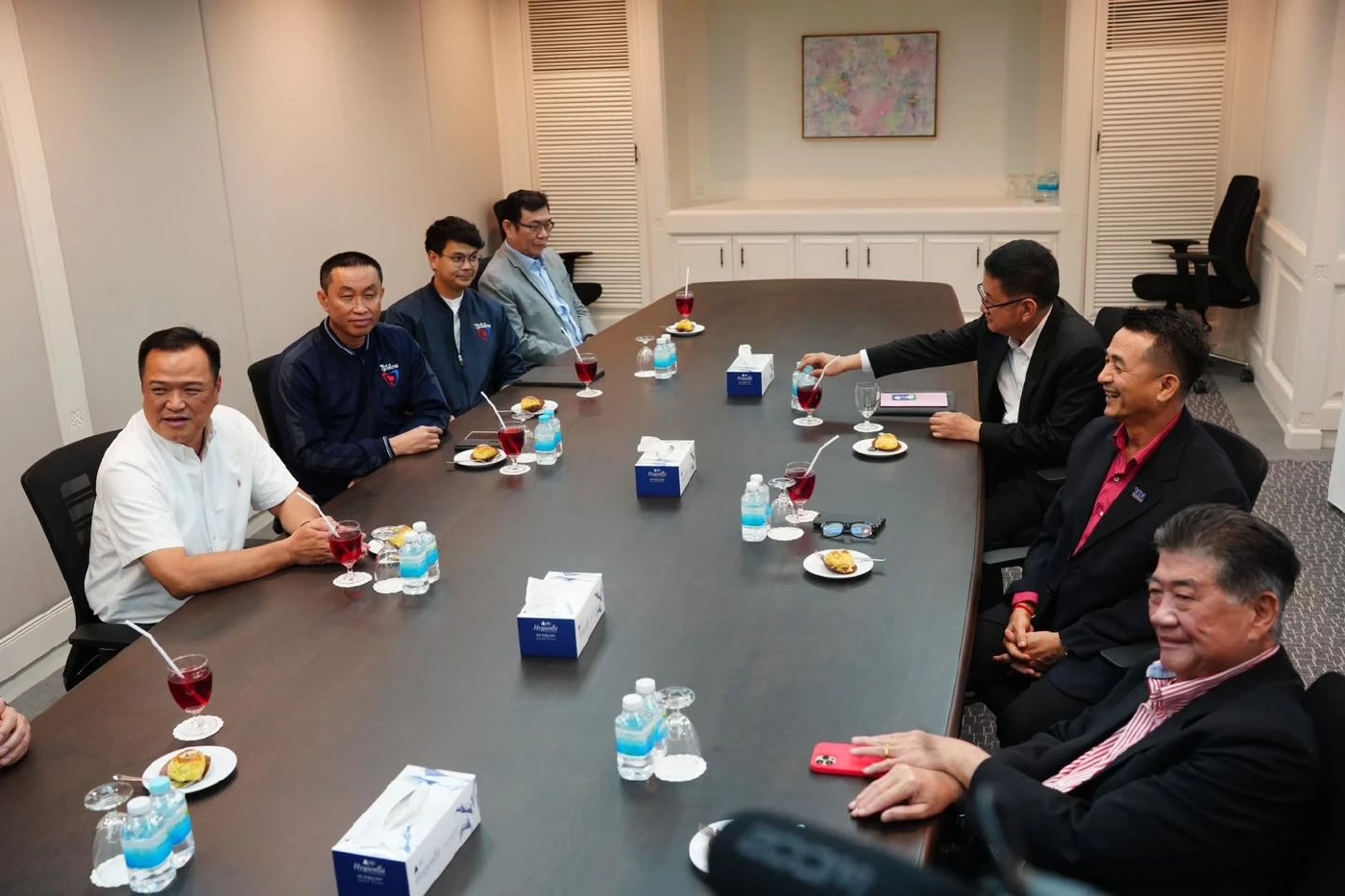 "อนุทิน ควง ศักดิ์สยาม-ไชยชนก ลูกเนวิน" คุยเพื่อไทย เจรจาหาทางออกประเทศ