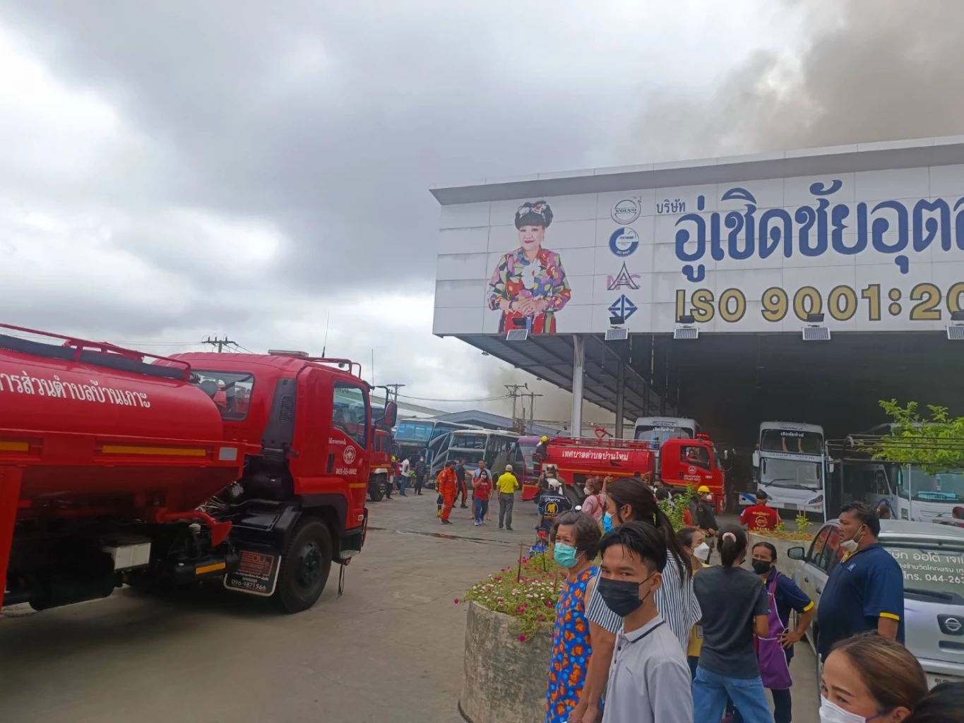 ด่วน! ไฟไหม้ อู่เชิดชัย"เจ้เกียว" เร่งนำโฟมและสารเคมี ฉีดสกัดเพลิง (มีคลิป)