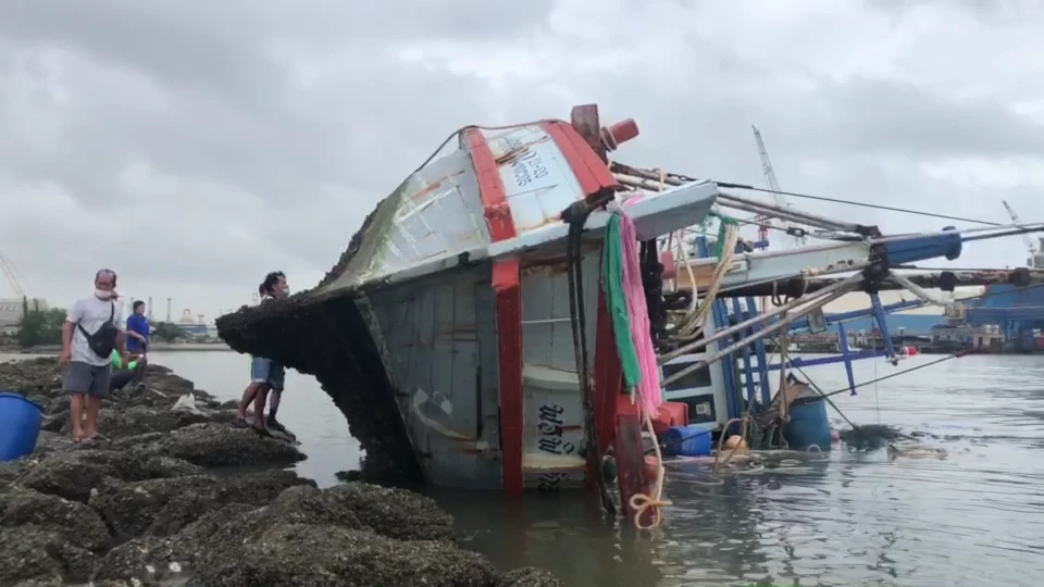คลื่นลมแรงกระหน่ำ ซัดเรือประมงสมอขาด ชนโขดหิน น้ำทะลักจมทะเลศรีราชา (คลิป)