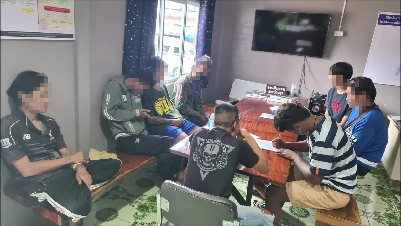 กลุ่มวัยรุ่นที่ก่อเหตุปาระเบิด