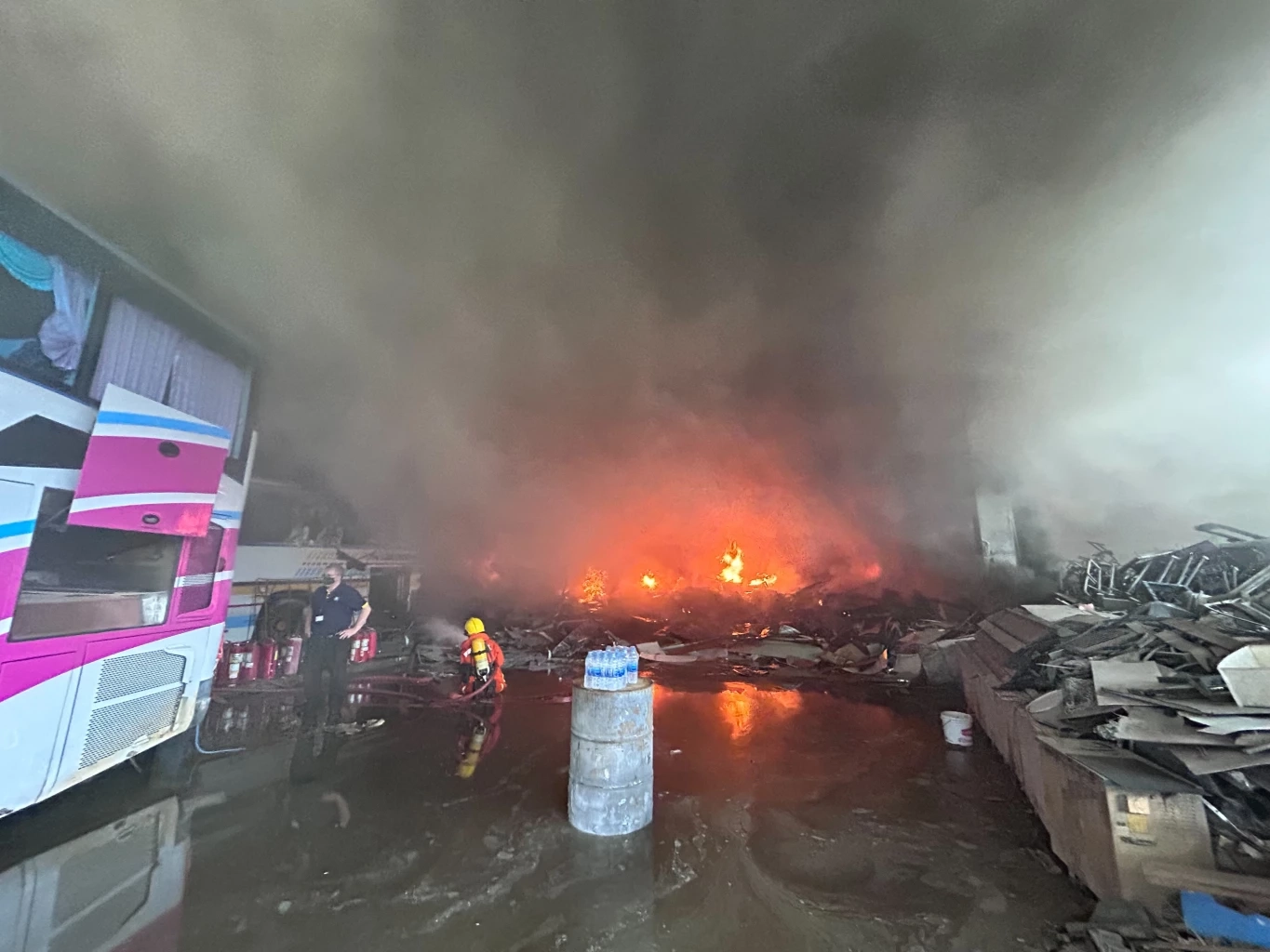 ด่วน! ไฟไหม้ อู่เชิดชัย"เจ้เกียว" เร่งนำโฟมและสารเคมี ฉีดสกัดเพลิง (มีคลิป)