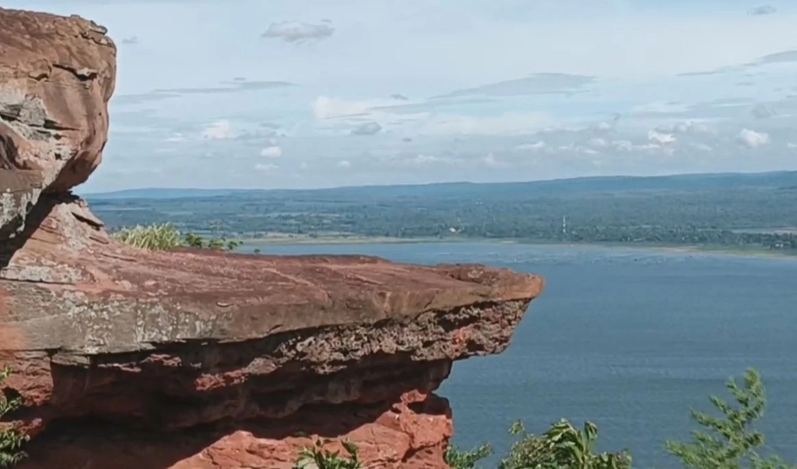 "ผาแม่ปลอด" จุดชมวิวสวย ที่เที่ยวครบุรี จ.นครราชสีมา