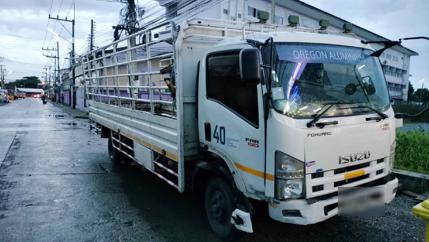 หกล้อซิ่งแซง จยย. เสียหลักชนนักศึกษา ม.ดัง ดับ 2 สาหัส 1