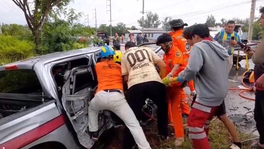กระบะส่งของแหกโค้ง 100 ศพ พุ่งข้ามเลนชนรถสายตรวจ สภ.หนองหาน เจ็บสาหัส 3 นาย