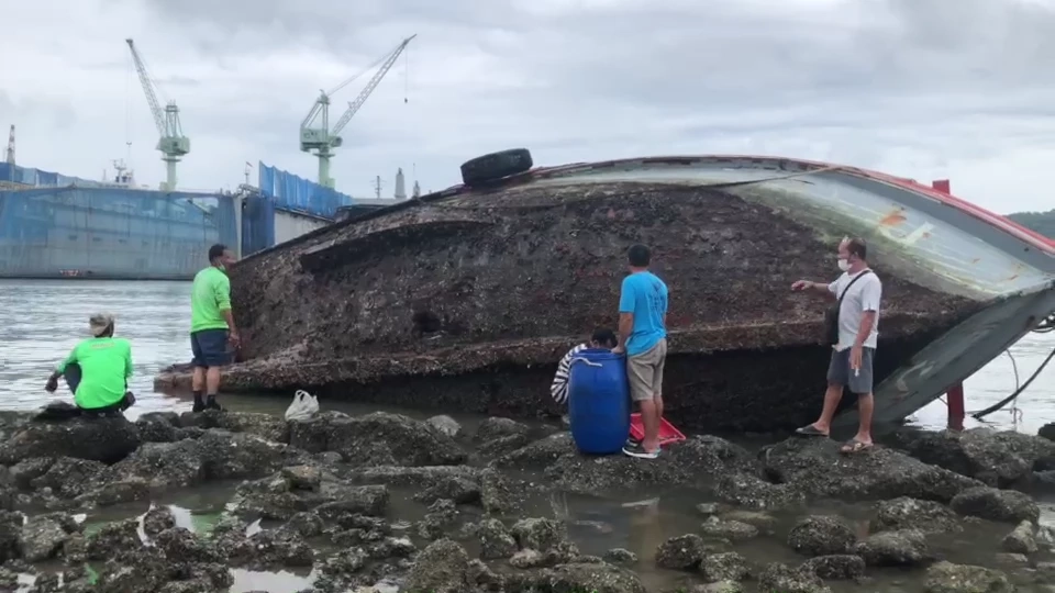 คลื่นลมแรงกระหน่ำ ซัดเรือประมงสมอขาด ชนโขดหิน น้ำทะลักจมทะเลศรีราชา (คลิป)