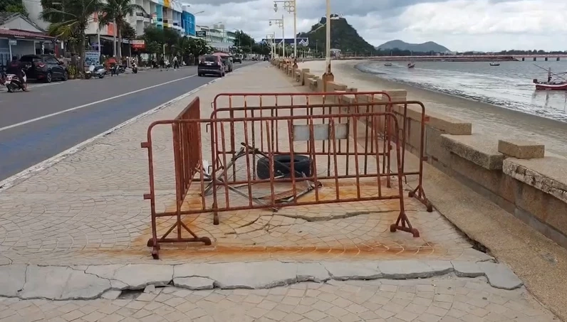 รองผู้ว่าฯ ประจวบฯ สั่งเร่งสางคดี ลักเสาไฟสับปะรดไปขาย แต่สุดท้ายไร้ผล