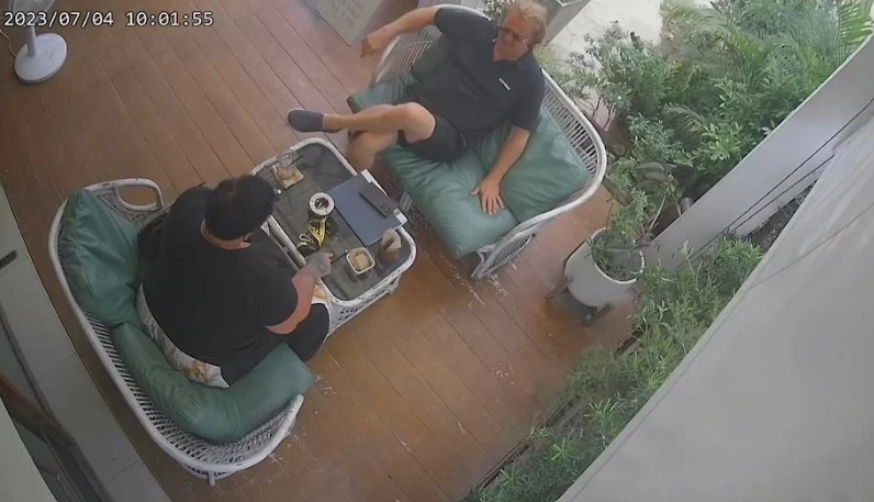 ภาพขณะที่นายฮันส์ ปีเตอร์ พูดคุยธุรกิจกับนายหน้า