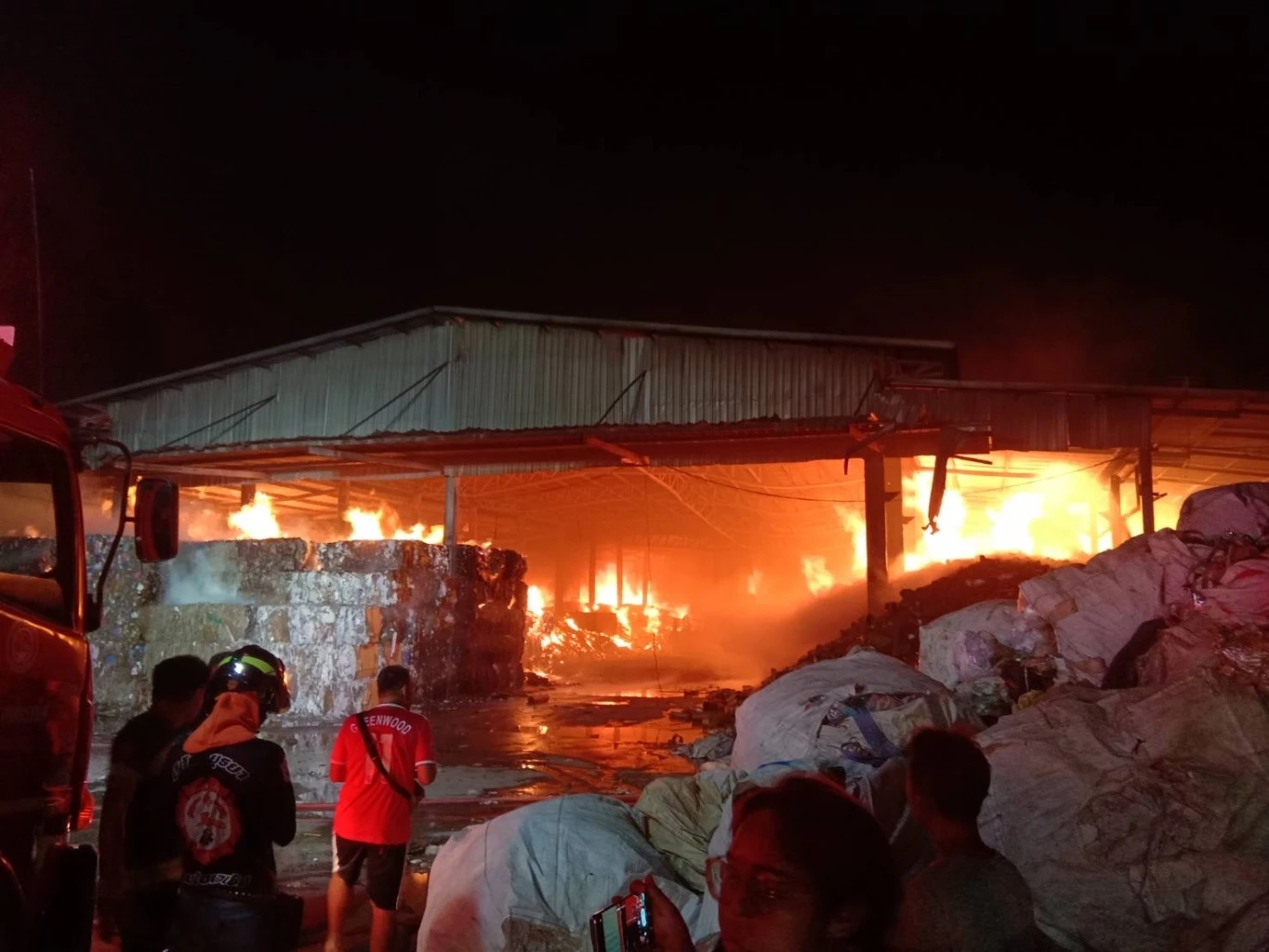 เฝ้าระวังต่อเนื่อง ผ่านไป 10 กว่าชม. ไฟไหม้โกดังกระดาษอัดแท่ง ยังดับไม่สนิท