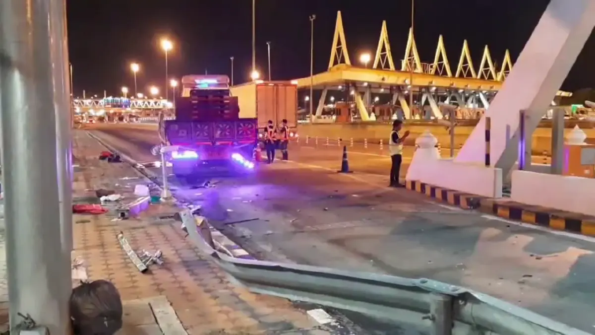 ระทึก รถบรรทุก 12 ล้อ เสียหลัก ชนด่านเก็บค่าทางด่วนพังยับ (มีคลิป)