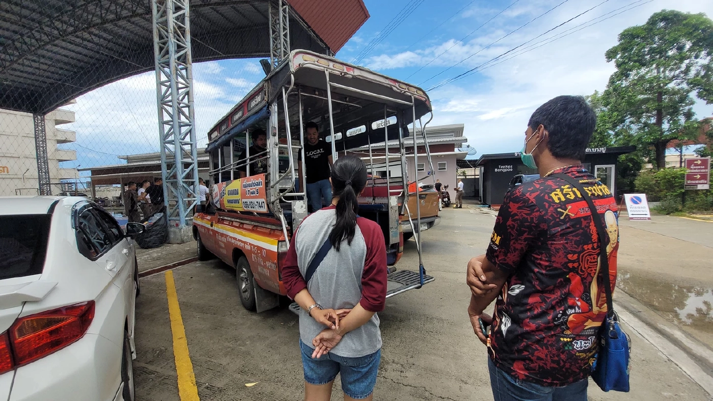 สองแถวปากน้ำ ดริฟต์กลับรถ ทำ ผดส. ร่วงกลางถนน แต่ไม่จอดช่วย คนขับบอกไม่เห็น