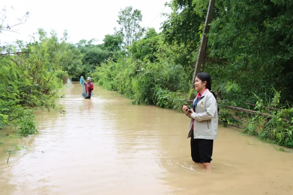 ฝนถล่มกาฬสินธุ์ ทำ "น้ำป่าภูพาน" ไหลทะลักท่วมนาข้าว - บ้านเรือน ปชช. ฉับพลัน