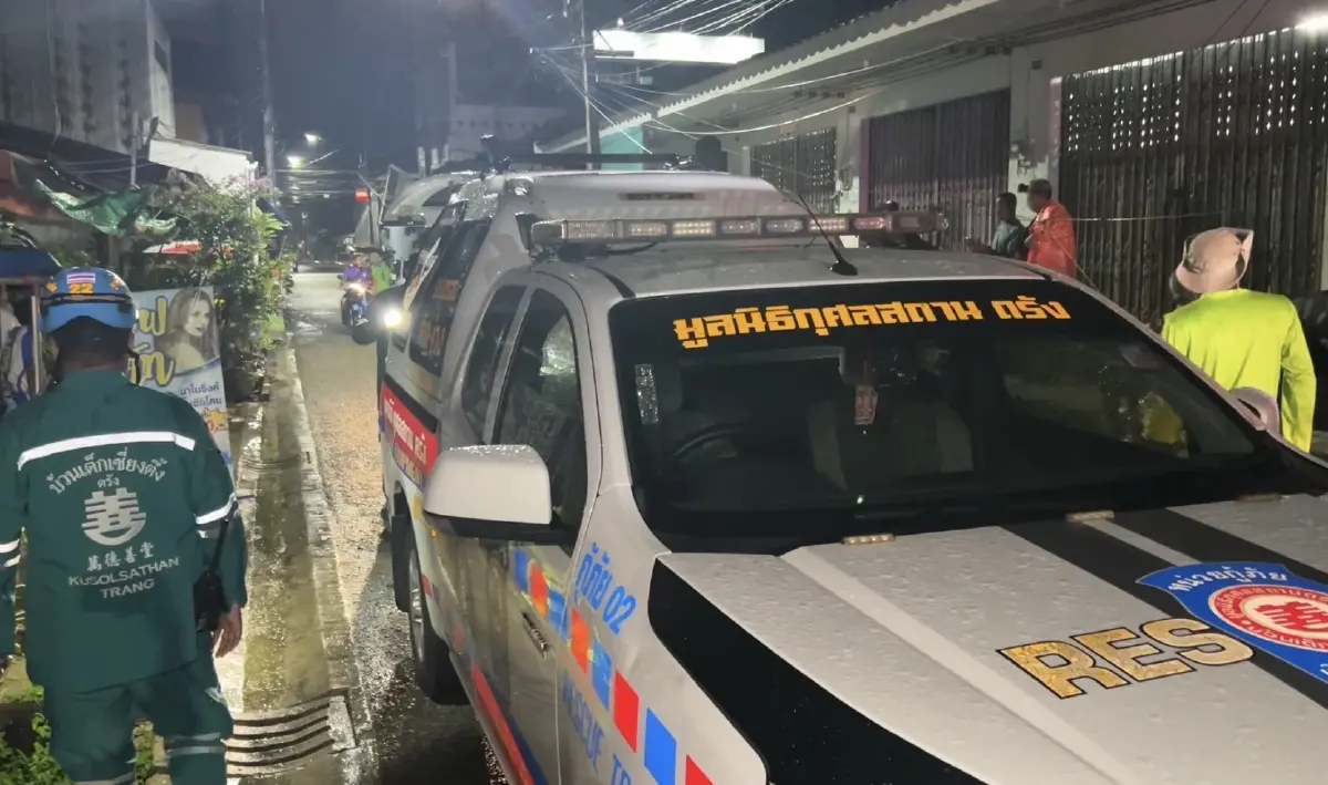 เปิดคลิปนาทีชีวิต ช่วยยายป่วยติดเตียง ติดซากบ้านถูกต้นไทร 100 ปีทับ