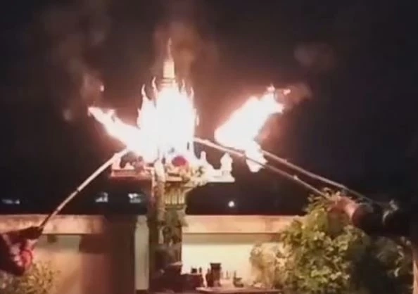 "ต่อหัวเสือ" ทำรังในศาลพระภูมิ ชาวบ้านหวั่นอันตราย แจ้งกู้ภัยช่วยกำจัด