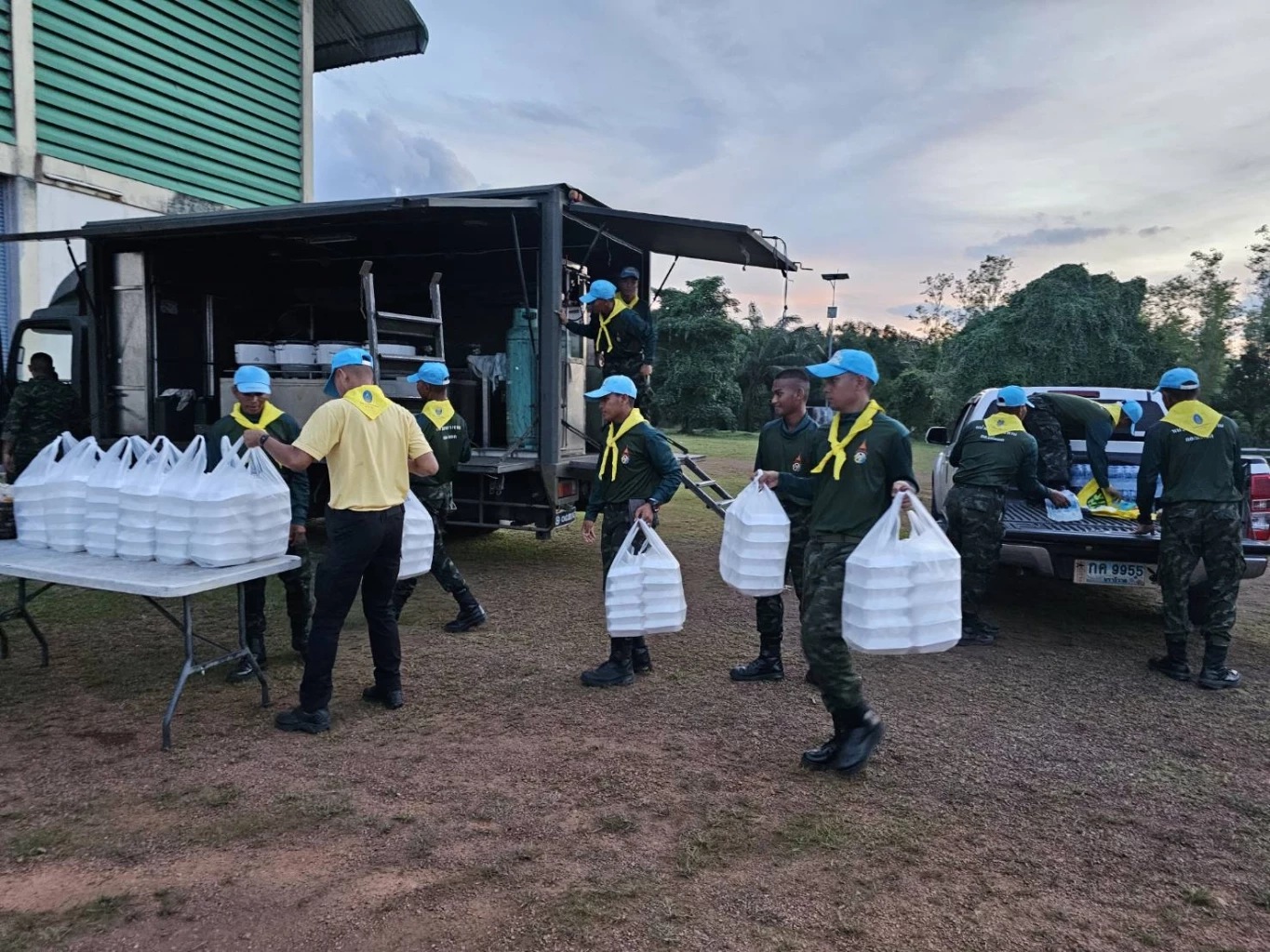 มทภ.4 สั่งระดมทหาร เร่งเหลือผู้ประสบเหตุ "โกดังเก็บพลุ ดอกไม้ไฟระเบิด"