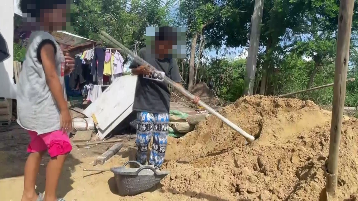 สุดเวทนา! สองหนูน้อย ไร้บ้านอาศัยหลังถูกไล่ที่ ซ้ำข้าวยังไม่ค่อยจะมีกิน