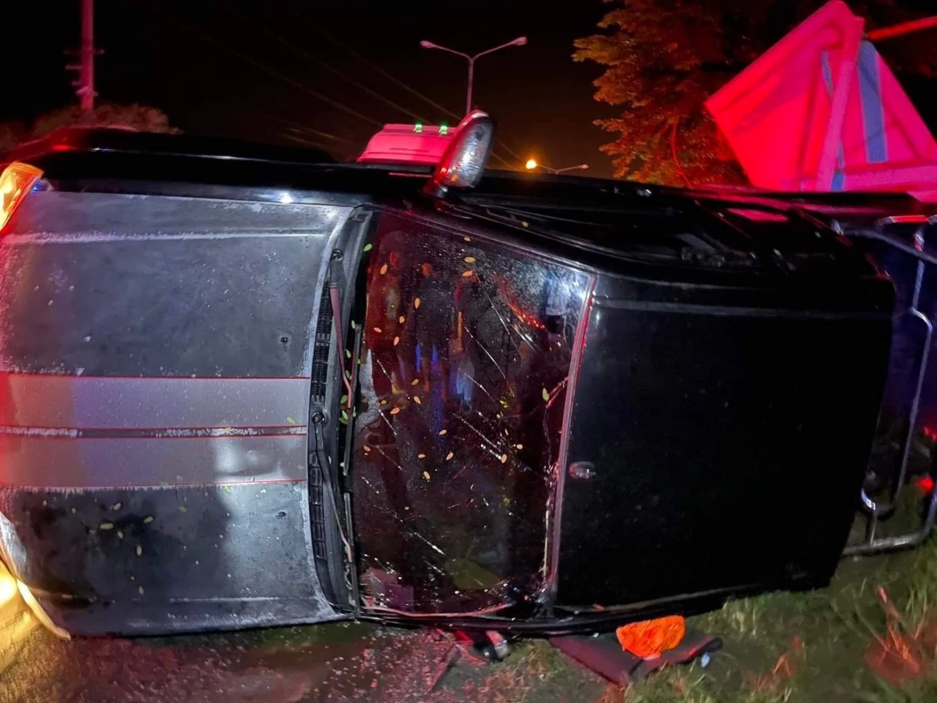 กระบะขนญาติกลับจากงานศพ หลุดโค้งเทกระจาด ดับ 2 เจ็บ 8 คนขับเผ่นหนี