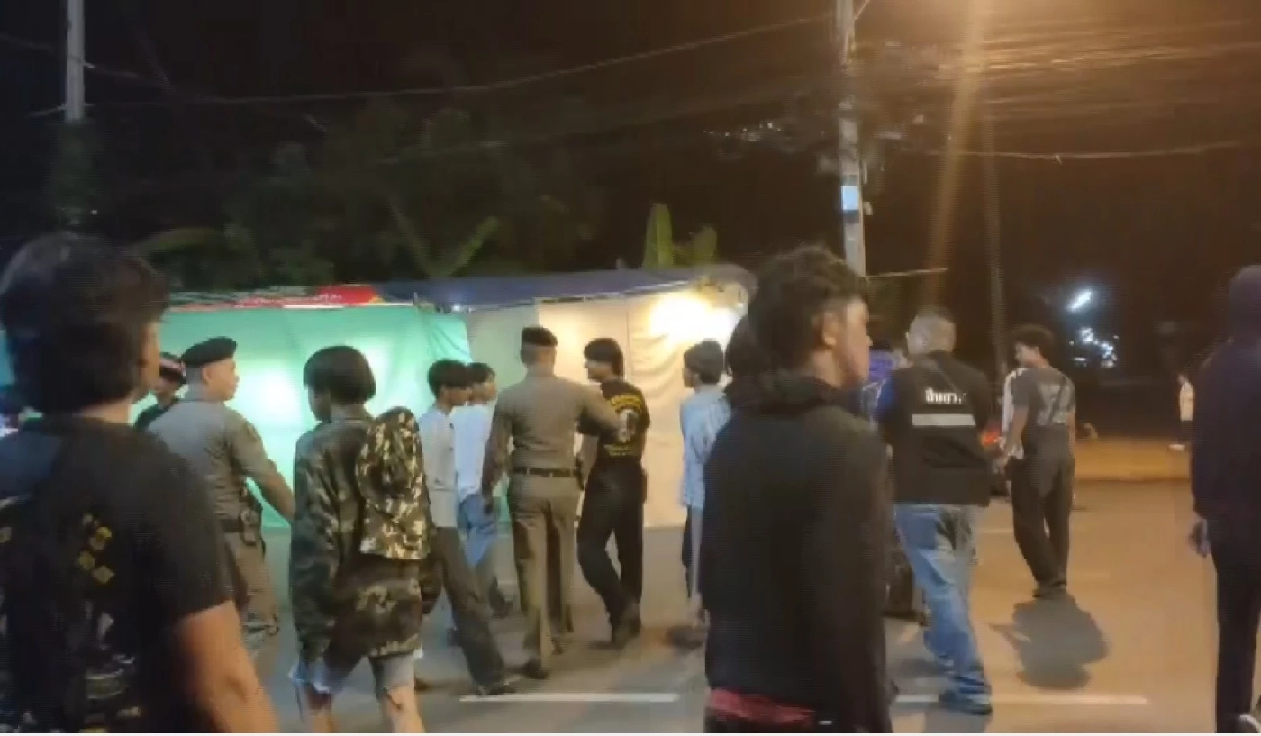 ดุมาก! แก๊งโจ๋นับสิบ ปาระเบิด ยิงใส่ 3 วัยรุ่น ขณะกลับเที่ยวงานแห่เทียน