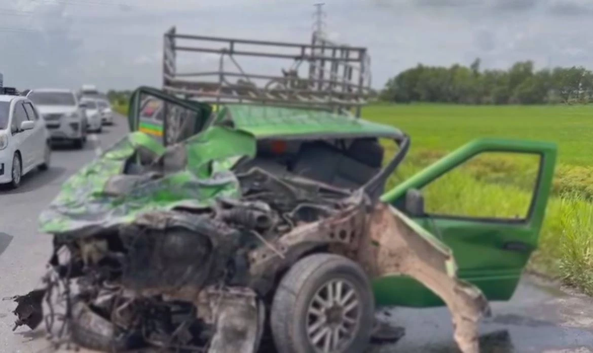 สลด กระบะคอกแซงซ้าย เสียหลักชนรถตู้ ดับ 2 เจ็บ 2 (มีคลิป)