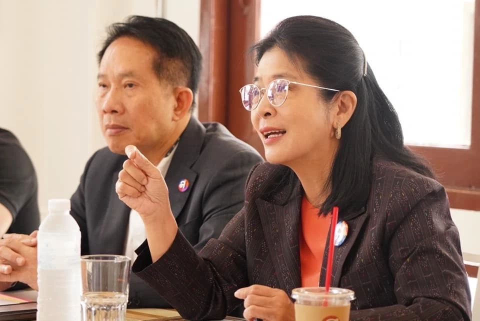 คุณหญิงสุดารัตน์  เกยุราพันธุ์  หัวหน้าพรรคไทยสร้างไทย 