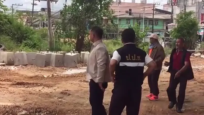 ป.ป.ช.ตรัง ตรวจสอบกองทรายกรมเจ้าท่า ถูกปล่อยทิ้ง 3 ปี ทำชาวบ้านเดือดร้อน
