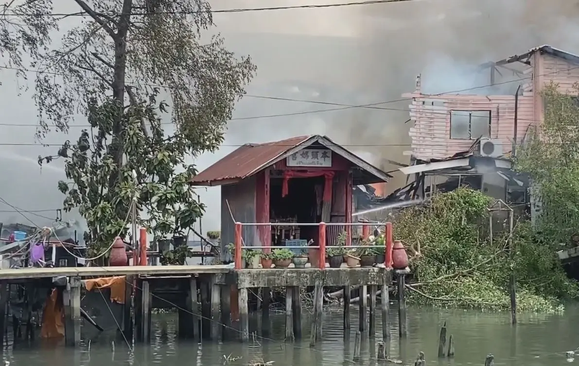 ระทึก! ไฟไหม้บ้าน ในชุมชนย่านตลิ่งชัน วอด 8 หลัง เผยบ้านต้นเพลิงไม่มีไฟฟ้าใช้
