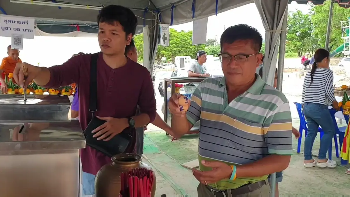คึกคัก นทท.แห่กราบไหว้ ขอโชค "พ่อปู่พญาเพชรคีรี" แลนด์มาร์กเพชรบุรี (คลิป)