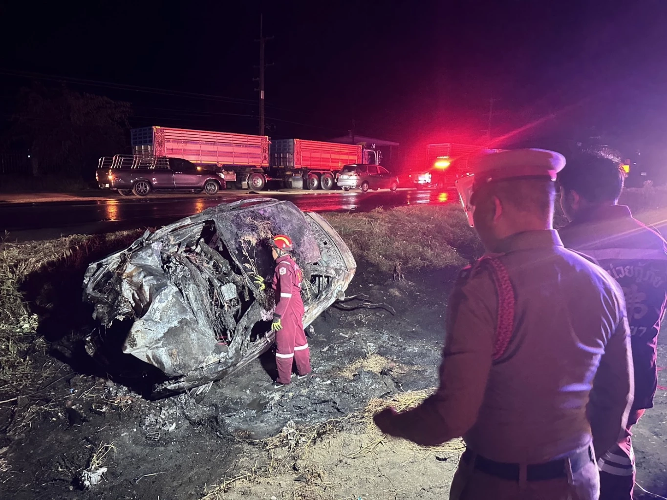 อุทาหรณ์ เก๋งซิ่งฝ่าสายฝนเสียหลักตกร่องกลางถนน ไฟคลอกคนขับดับ