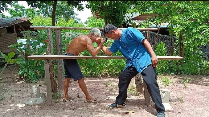 อึ้ง! พบคุณตาวัย 74 สุดฟิตปั๋ง โชว์ลีลาเล่นบาร์คู่ เผยเคล็ดลับความแข็งแรง