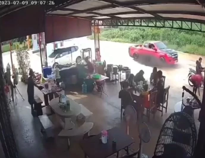 กระบะแต่งซิ่ง ฉุนแม่ค้าทวงค่าก๋วยเตี๋ยว 1 ชาม เบิ้ลเครื่องสนั่นปั๊มน้ำมัน