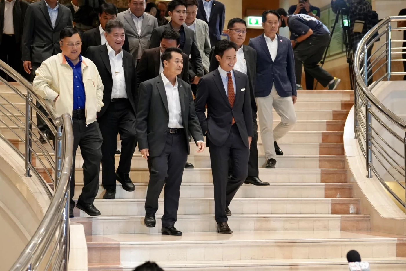 ขวางสุดตัว! "ปิยบุตร" กลัวขั้ว 188 ส.ส.-ส.ว. บีบ "ก้าวไกล" กระเด็นเป็นฝ่ายค้าน