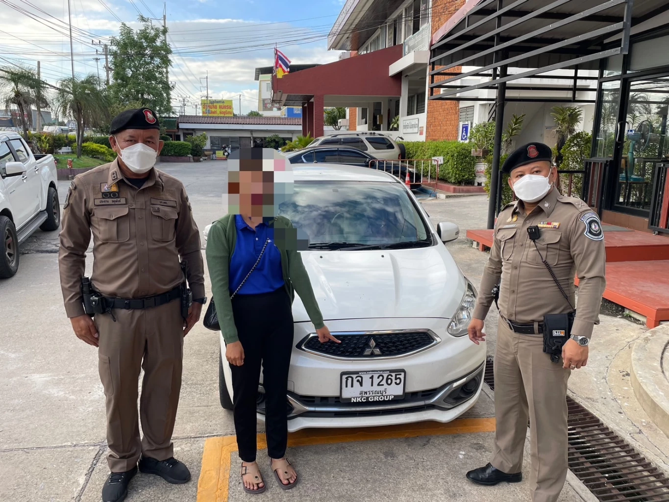 ทล.จับสาวขับรถสวมทะเบียนปลอม เช็กประวัติรถ พบหนีไฟแนนซ์จนถูกยึดบ้านขาย