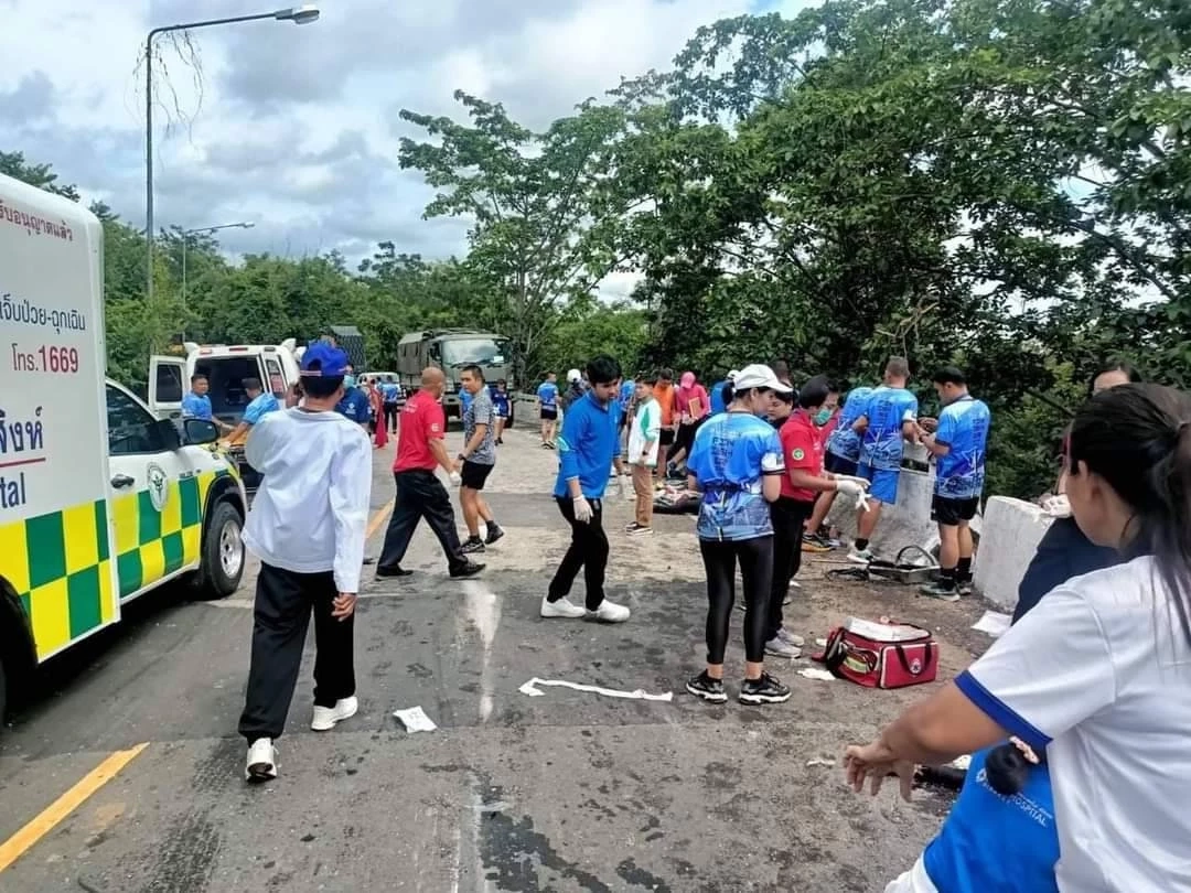 สลด! อุบัติเหตุใหญ่ รถบัสรับส่งนักวิ่ง ตกเหว "ผาพญากูปรี" ดับ 4 เจ็บ 40