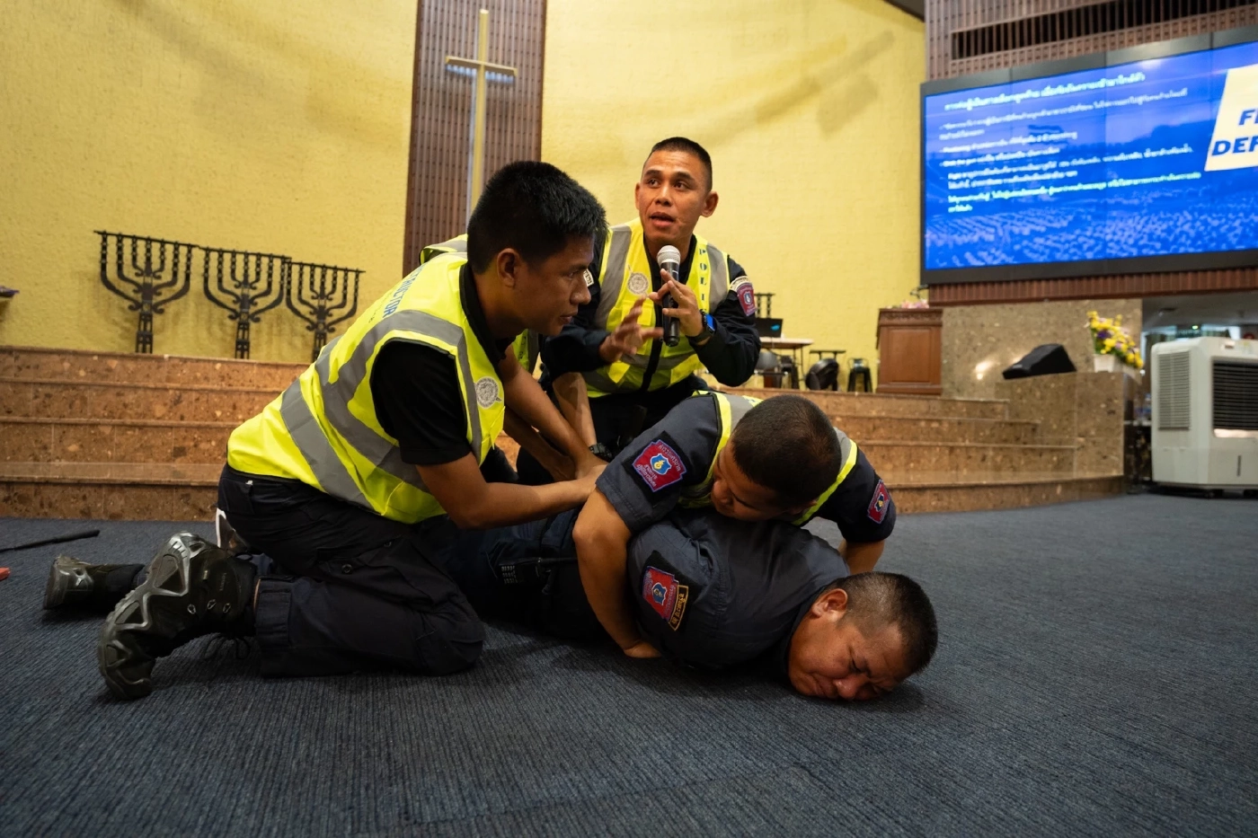 “รองต่อ” จัดอบรม นร.กรุงเทพคริสเตียน ซ้อมเผชิญเหตุคนร้ายกราดยิง