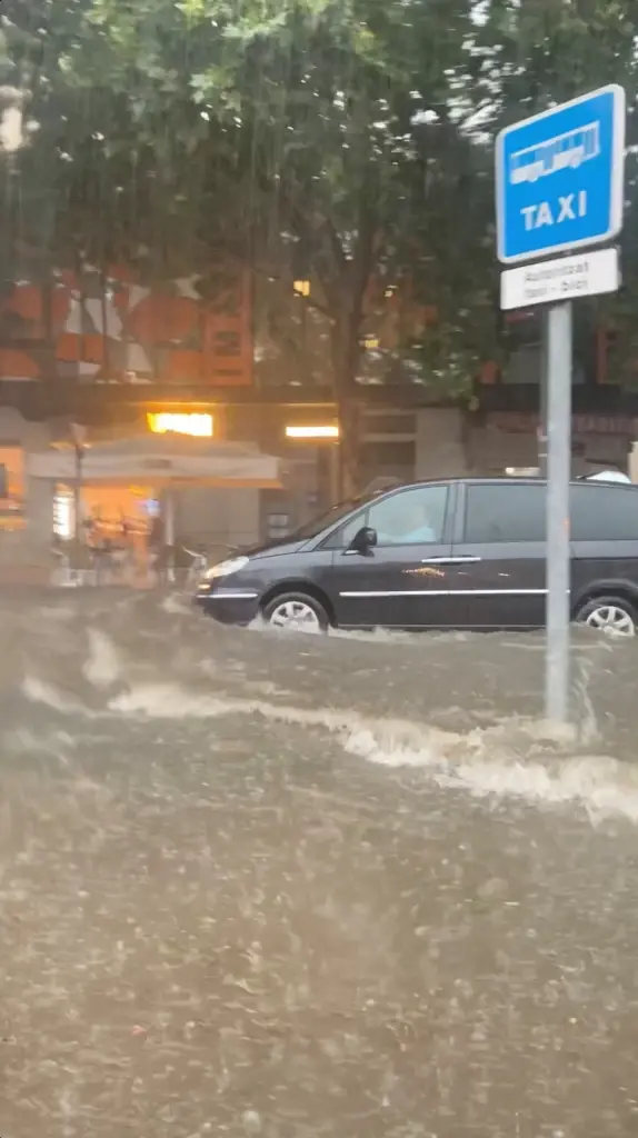 ฝนถล่ม-น้ำท่วมฉับพลันในสเปน ทำรถจอดตาย คนปีนต้นไม้หนี