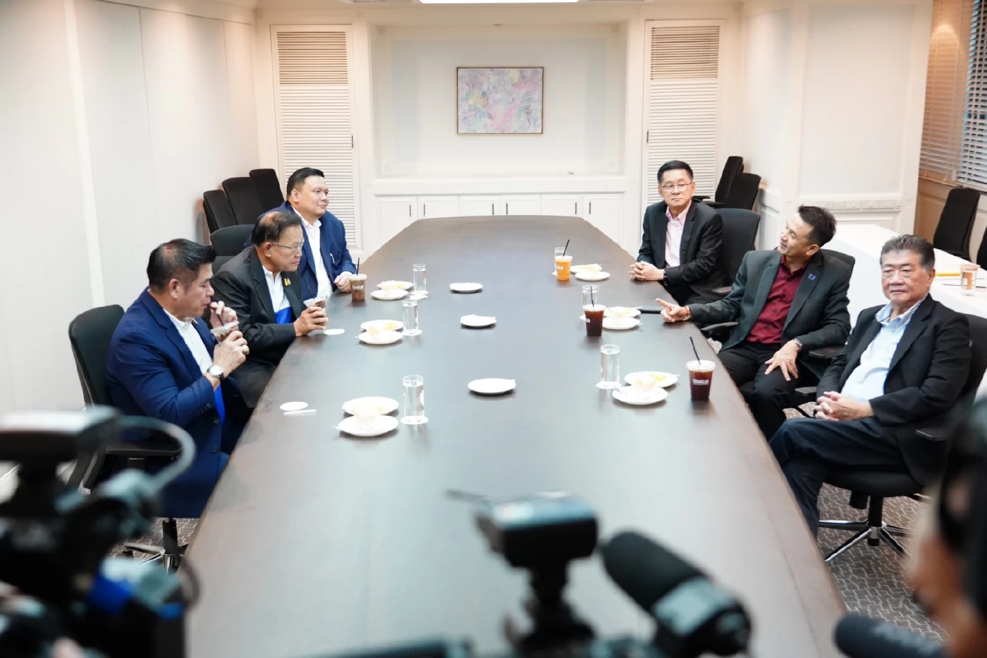 พลังประชารัฐ หารือ เพื่อไทย หาทางออกประเทศ