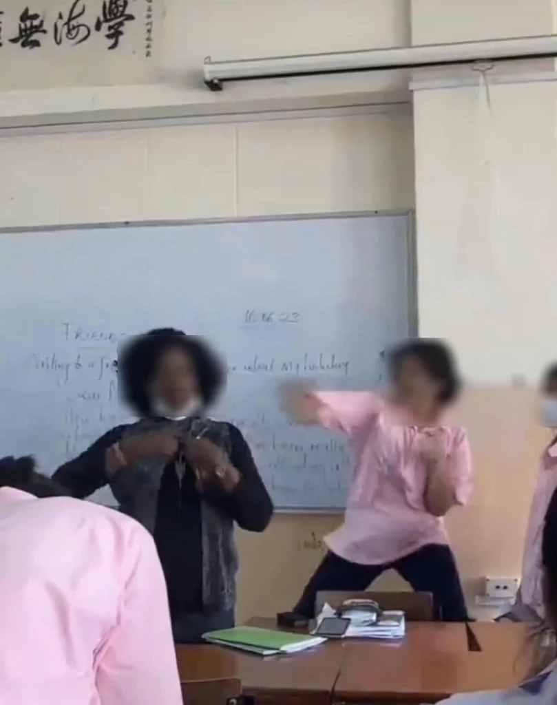 นร.ยกพานขอขมา ครูต่างชาติ หลังทัวร์ลงยับ ชูนิ้วกลาง-ทำท่าโดดต่อย