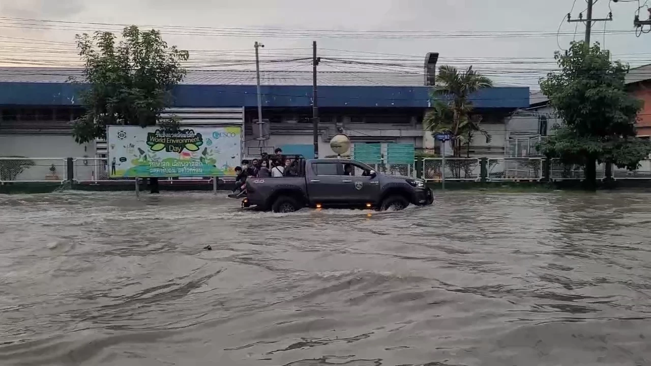 ฝนถล่มหนัก"นิคมบางปู" น้ำทะลักท่วมอ่วม เร่งระบายลดระดับน้ำ (มีคลิป)
