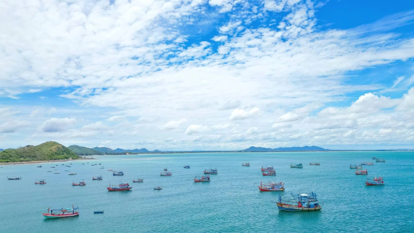 เรือประมงหลายร้อยลำ จอดหลบ"พายุตาลิม" เต็มอ่าวแสมสาร (มีคลิป)