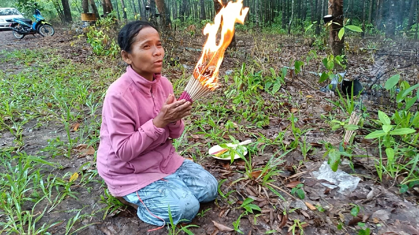 นางยันต์ แม่นายธนาคาร ไหว้สิ่งศักดิ์สิทธิ์เพื่อเปิดทางหาลูกชาย