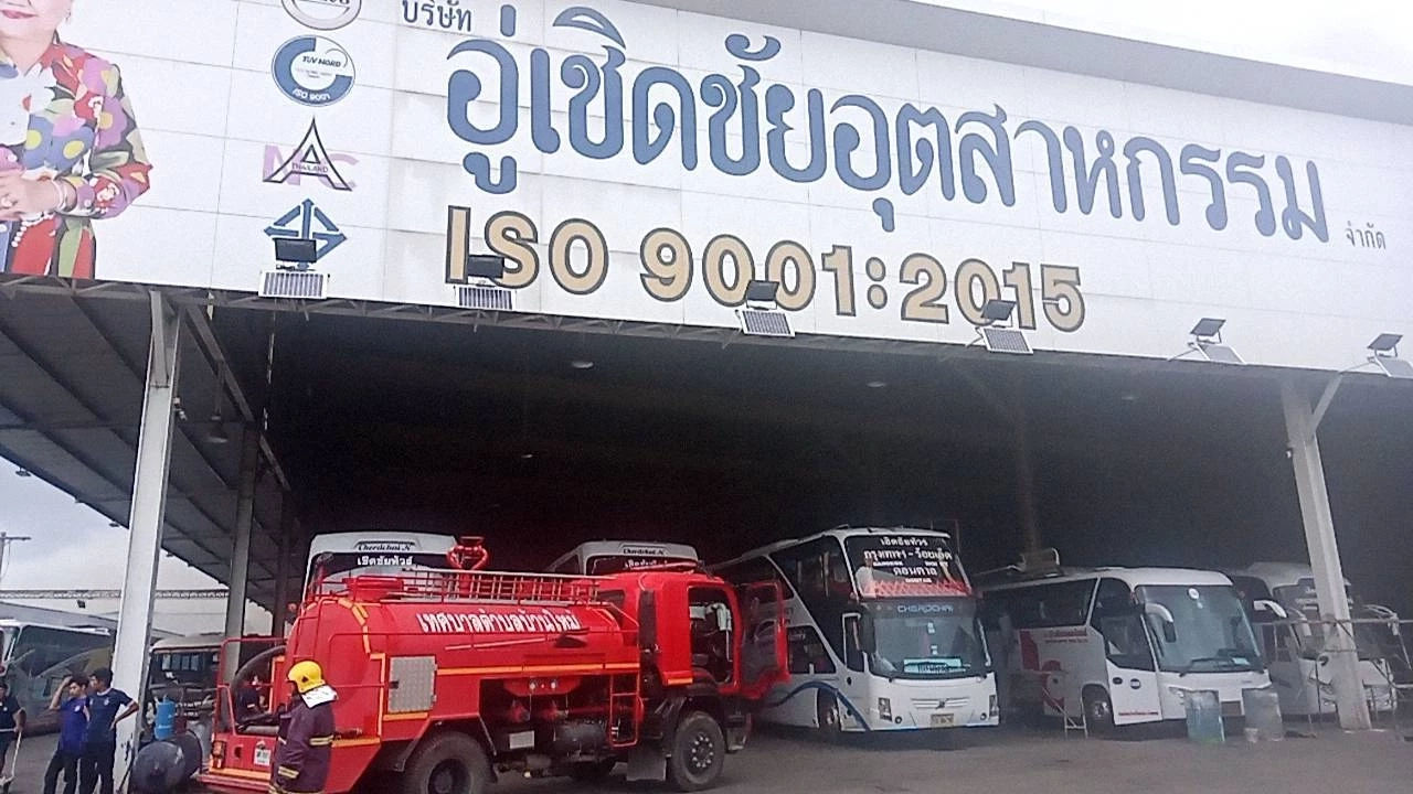 ด่วน! ไฟไหม้ อู่เชิดชัย"เจ้เกียว" เร่งนำโฟมและสารเคมี ฉีดสกัดเพลิง (มีคลิป)