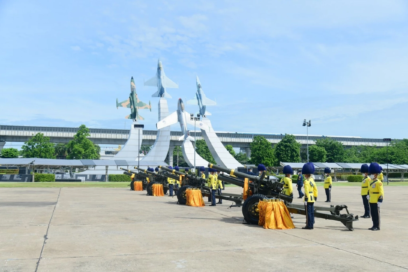 3 เหล่าทัพ ยิงสลุตหลวง 21 นัด เฉลิมพระเกียรติ พระบาทสมเด็จพระเจ้าอยู่หัว