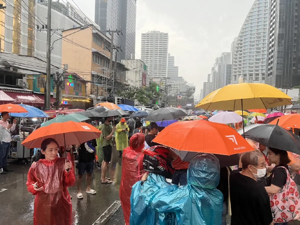 บก.ลายจุด นำม็อบ โชว์สัญลักษณ์ “พร้อม” ท่ามกลางสายฝนโปรยปราย