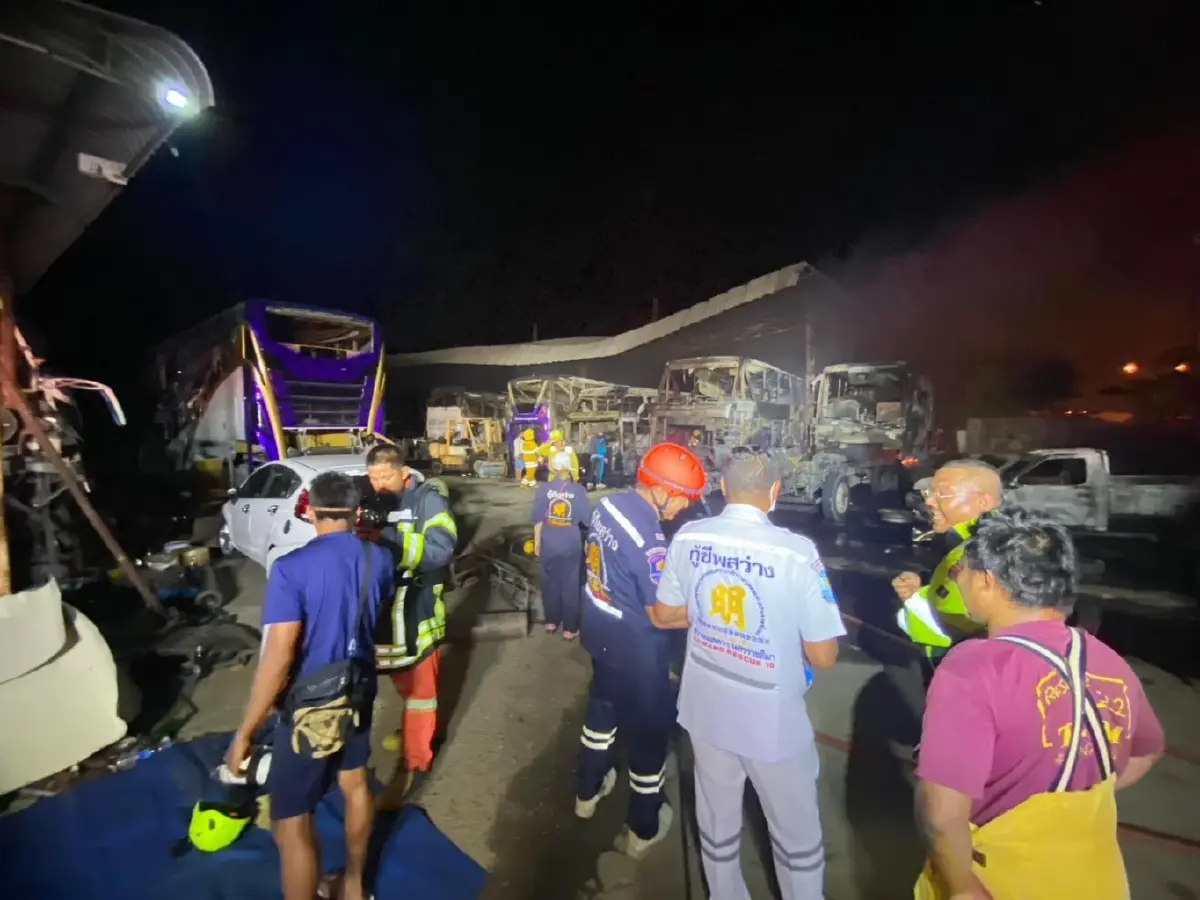 เพลิงไหม้อู่รถโคราช เผาวอดรถบัส-รถบรรทุก รวม 12 คัน เสียหายนับสิบล้าน