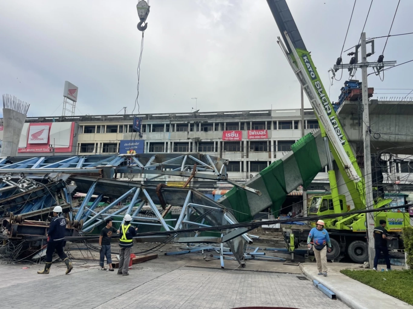 จนท. เร่งตัดโครงสร้างเหล็ก ก่อนเคลื่อนย้าย คาดใช้เวลา 7 วัน เปิดการจราจร